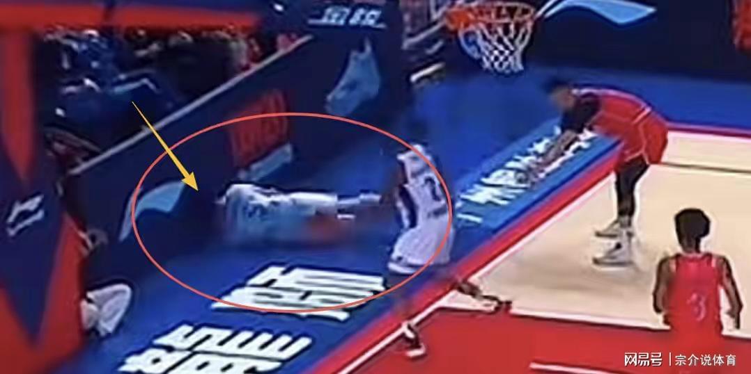 PM体育官网-CBA广告牌再惹祸，导致球员受伤，球迷怒喷不专业只想赚钱